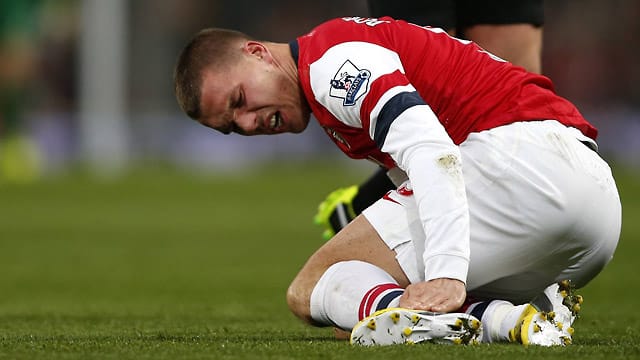 Lukas Podolski: Immer Ärger mit dem Knöchel.