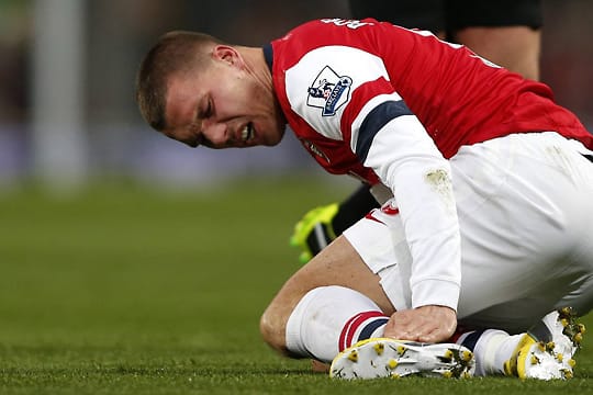 Lukas Podolski: Immer Ärger mit dem Knöchel.