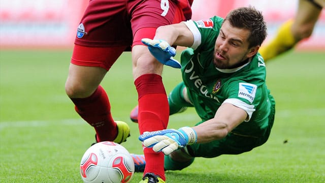 Dresdens Torhüter Benjamin Kirsten hält sein Team im Spiel.