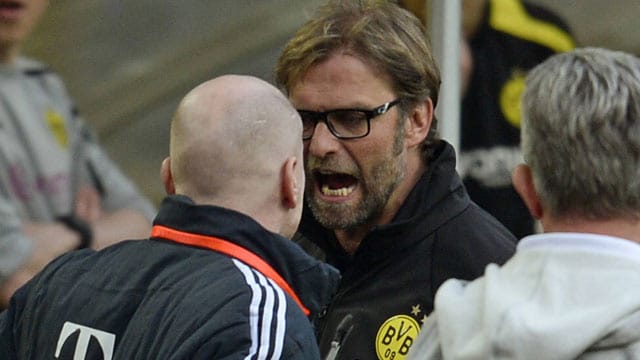 Bayerns Sportdirektor Matthias Sammer (li.) und BVB-Trainer Jürgen Klopp gerieten heftig aneinander. Bayerns Sportdirektor Matthias Sammer (li.) und BVB-Trainer Jürgen Klopp gerieten heftig aneinander.