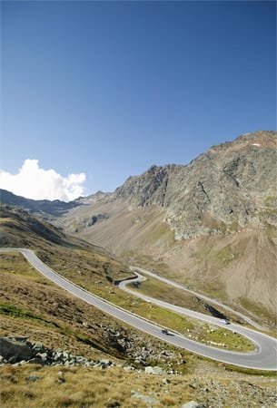 Die Timmelsjoch Hochalpenstraße führt über 44 Kehren durch die Ötztaler Gletscherwelt bis zu den Südtiroler Weinbergen ins Passeier- und Etschtal.