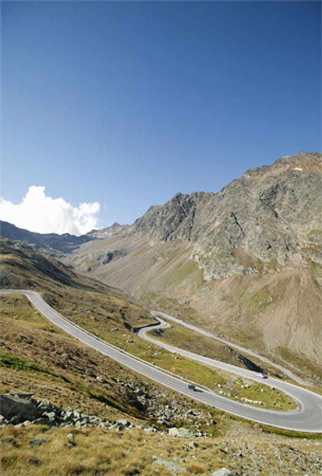 Die Timmelsjoch Hochalpenstraße führt über 44 Kehren durch die Ötztaler Gletscherwelt bis zu den Südtiroler Weinbergen ins Passeier- und Etschtal.
