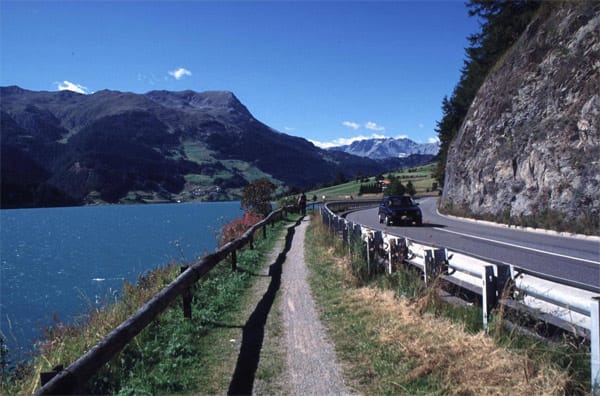 Wer ohne Autobahn an den Gardasee will, fährt die Passstraßen am Reschensee.