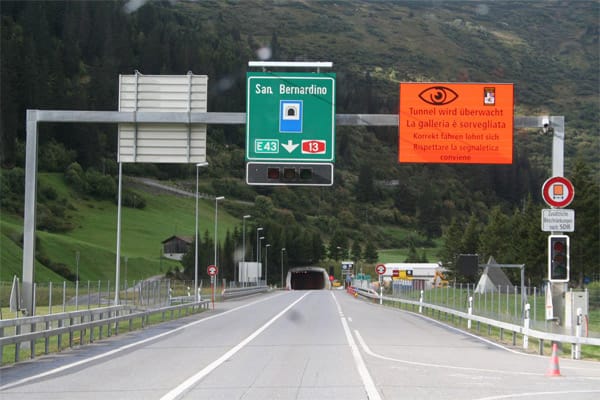 Der San-Bernadino-Tunnel ist für Kurvenfans nur zweite Wahl. Der San-Bernardino-Pass im Kanton Graubünden ist ein weiteres Kurven-Highlight, das durch reizvolle Berglandschaften und Schluchten führt.