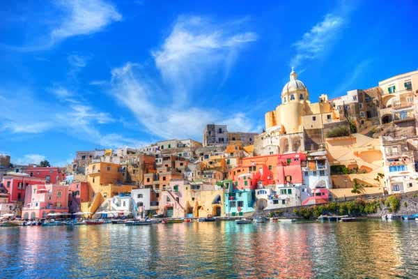 Die Prominenteninseln Ischia und Capri sind in Sichtweite. Doch auf Procida ist davon wenig zu spüren. Auf dem zwei mal zwei Kilometer kleinen Inselchen sind die Einheimischen noch weitgehend unter sich.