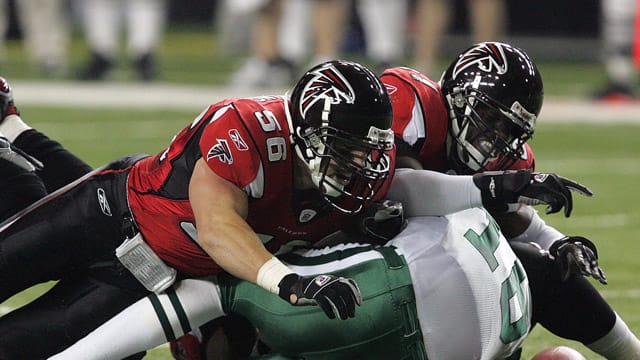 Zwei Spieler der Falcons tackeln einen Gegenspieler.