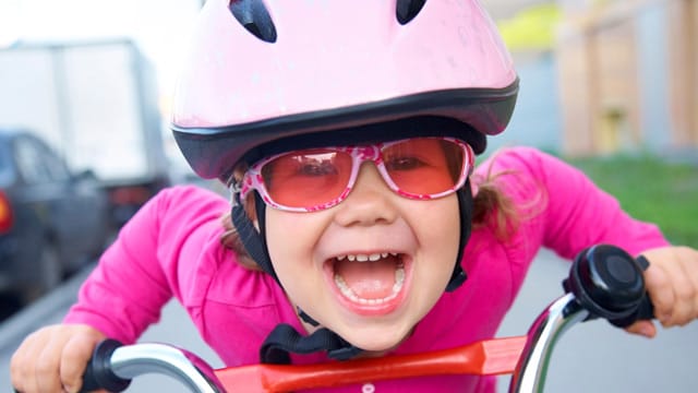 ADAC-Fahrradhelmtest 2013: Nicht nur klassische, sondern auch die coolen Freestyle-Modelle schützen Kinderköpfe. ADAC-Fahrradhelmtest 2013: Nicht nur klassische, sondern auch die coolen Freestyle-Modelle schützen Kinderköpfe.