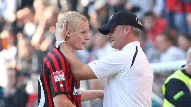 Eintracht-Juwel Sebastian Rode (li.) wird von Trainer Armin Veh ausgewechselt.