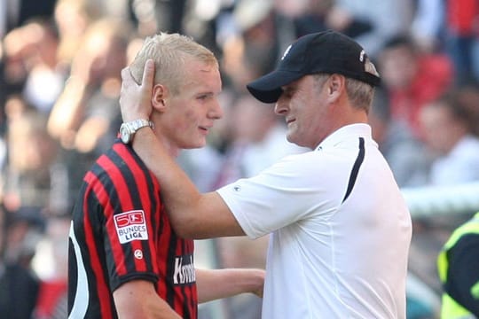 Eintracht-Juwel Sebastian Rode (li.) wird von Trainer Armin Veh ausgewechselt.