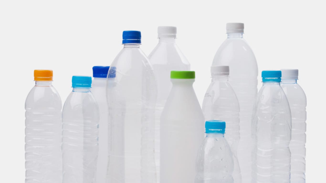 In Plastikflaschen und -verpackungen steckt sie drin: die gesundheitsschädliche Chemikalie Bisphenol A.