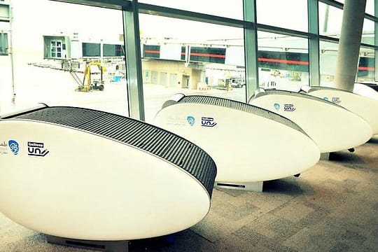 Ist die Trennwand unten, ist von den ruhenden Passagieren in den "Sleeping Pods" nichts mehr zu sehen.