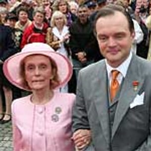 Alexander Fürst zu Schaumburg-Lippe trauert um seine Mutter Benita. Sie starb am 8. Mai 2013 nach langer Krankheit im Alter von 85 Jahren.