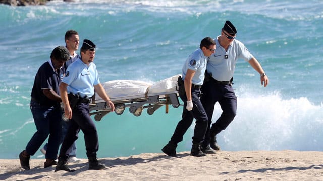 Sicherheitskräfte mit dem getöteten Surfer