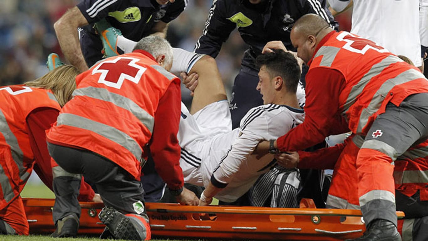 Bitter für Real Madrid: Mesut Özil wird verletzt vom Feld getragen.