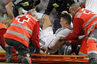 Bitter für Real Madrid: Mesut Özil wird verletzt vom Feld getragen.