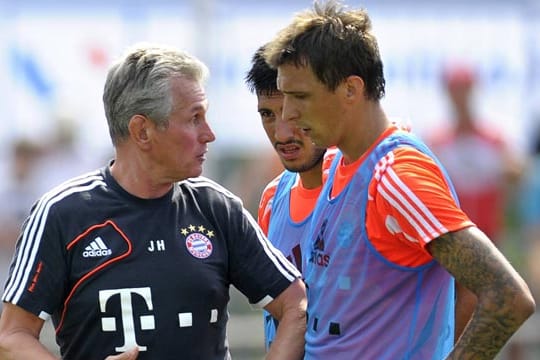 Jupp Heynckes (li.) redet auf Mario Mandzukic ein.