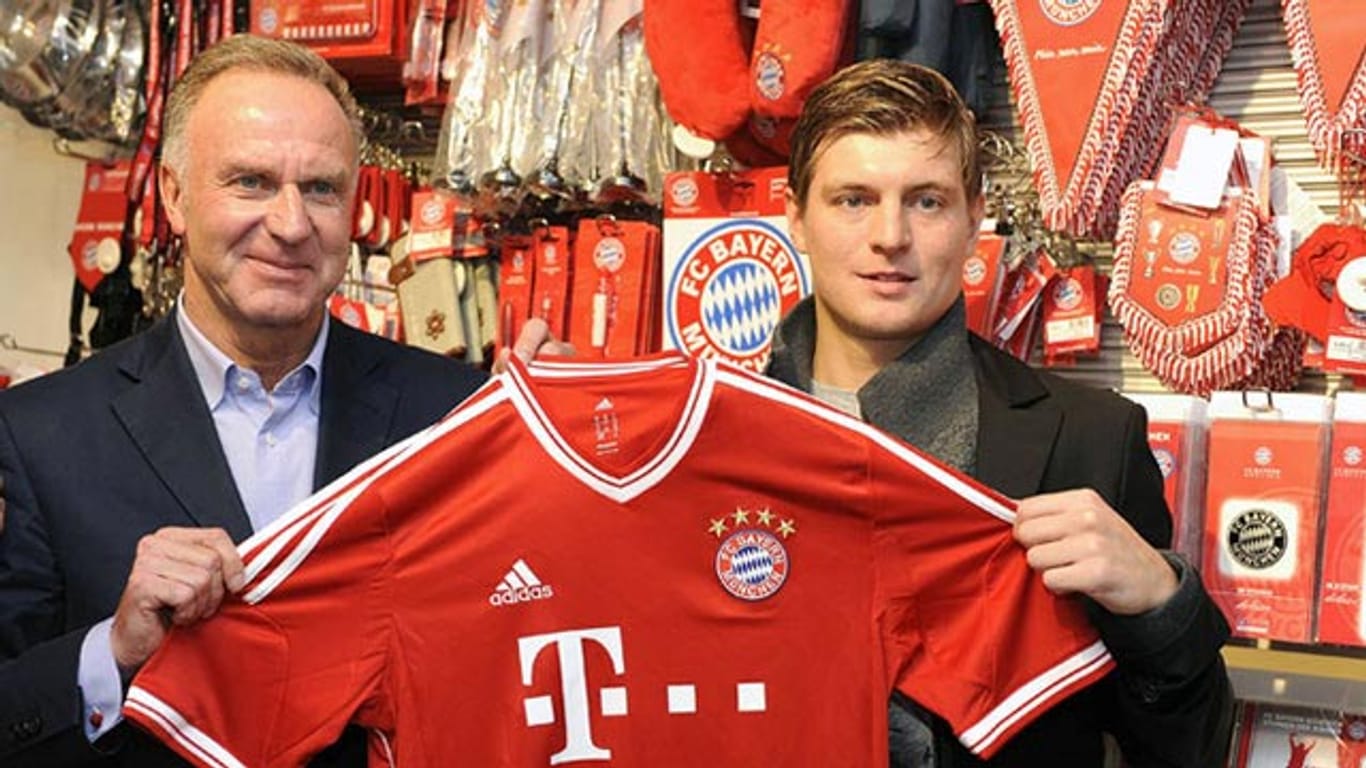 Karl-Heinz Rummenigge (li.) und Toni Kroos präsentieren das neue Bayern-Trikot.