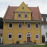 Dieses Foto zeigt eine Schlossanlage aus dem 18. Jahrhundert in der Kleinstadt Ottengrün in der Oberpfalz. Als Kaufpreis für das Baudenkmal mit 434 Quadratmetern Wohnfläche auf einem über 11.000 Quadratmeter großen Grundstück werden 590.000 Euro angegeben.