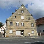 Bei diesem Gebäude aus dem 17. Jahrhundert handelt es sich um einen Bauernhof im mittefränkischen Eschenau, unweit von Nürnberg. Der Preis wird mit 187.000 Euro angesetzt.
