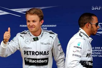 Nico Rosberg (li.) und Lewis Hamilton enteilen den Rivalen im Qualifying.