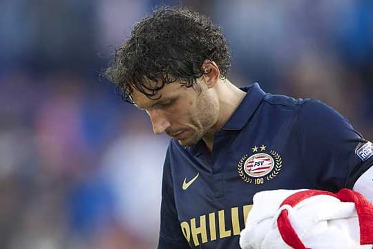 Mit Platzverweis Nummer zwölf ins Karriere-Ende: Mark van Bommel.