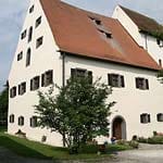 Immobilien gelten gerade in Krisenzeiten als sichere Anlage. Auch Eigenheime mit historischem Flair liegen derzeit voll im Trend. Für 780.000 Euro ist beispielsweise das "Alte Schloss" im oberpfälzischen Lintach zu haben.
