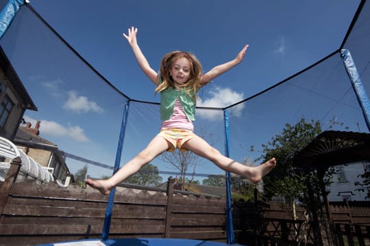 Trampolin im Garten: Eltern sollten wichtige Sicherheitsvorkehrungen einhalten.