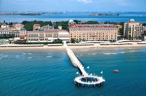 Der ideale Ort, sich vom Trubel auf dem Markusplatz und der Enge der romantischen Gassen Venedigs zu erholen, ist der Lido di Venezia.