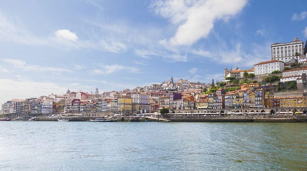 Porto: Die Strandpromenade von Espinho ist mit dem Vorortzug in 25 Minuten zu erreichen.