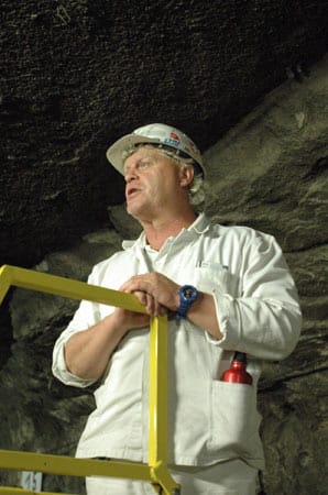 Besucher führer Ulf Schmidt war einst selbst Kumpel in der Grube.