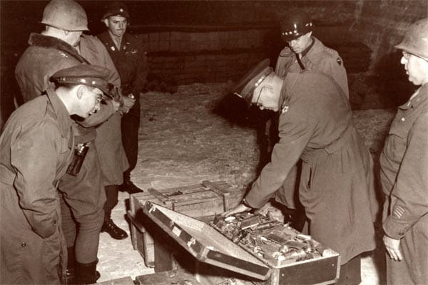 Die Alliierten staunten 1945, als sie in der Grube das Gold und die Kunstschätze fanden.