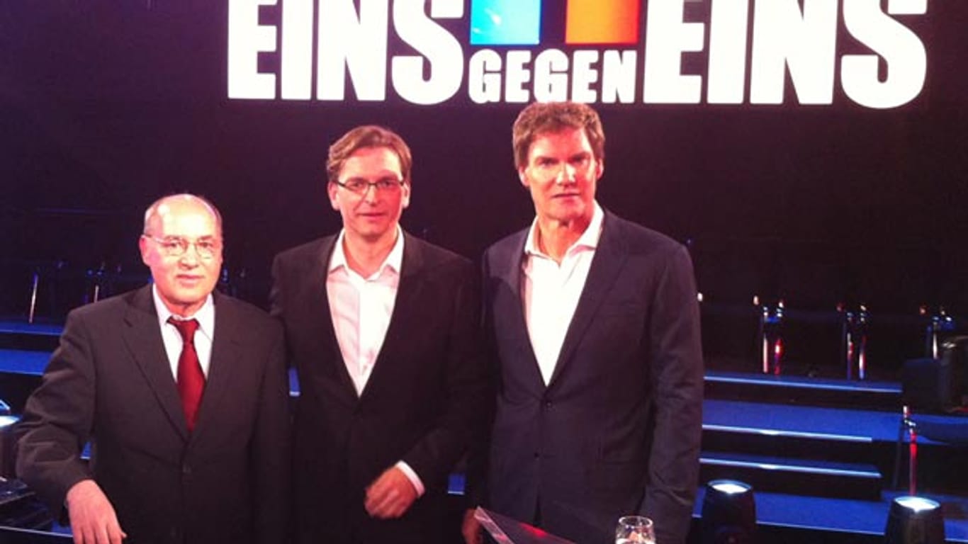 Unternehmer Carsten Maschmeyer (rechts) und Linken-Politiker Gregor Gysi (links) mit "Eins gegen Eins"-Moderator Claus Strunz