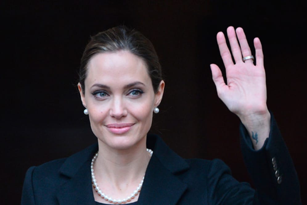 Angelina Jolie: Aus Angst vor Brustkrebs ließ sie sich die Brüste amputieren.