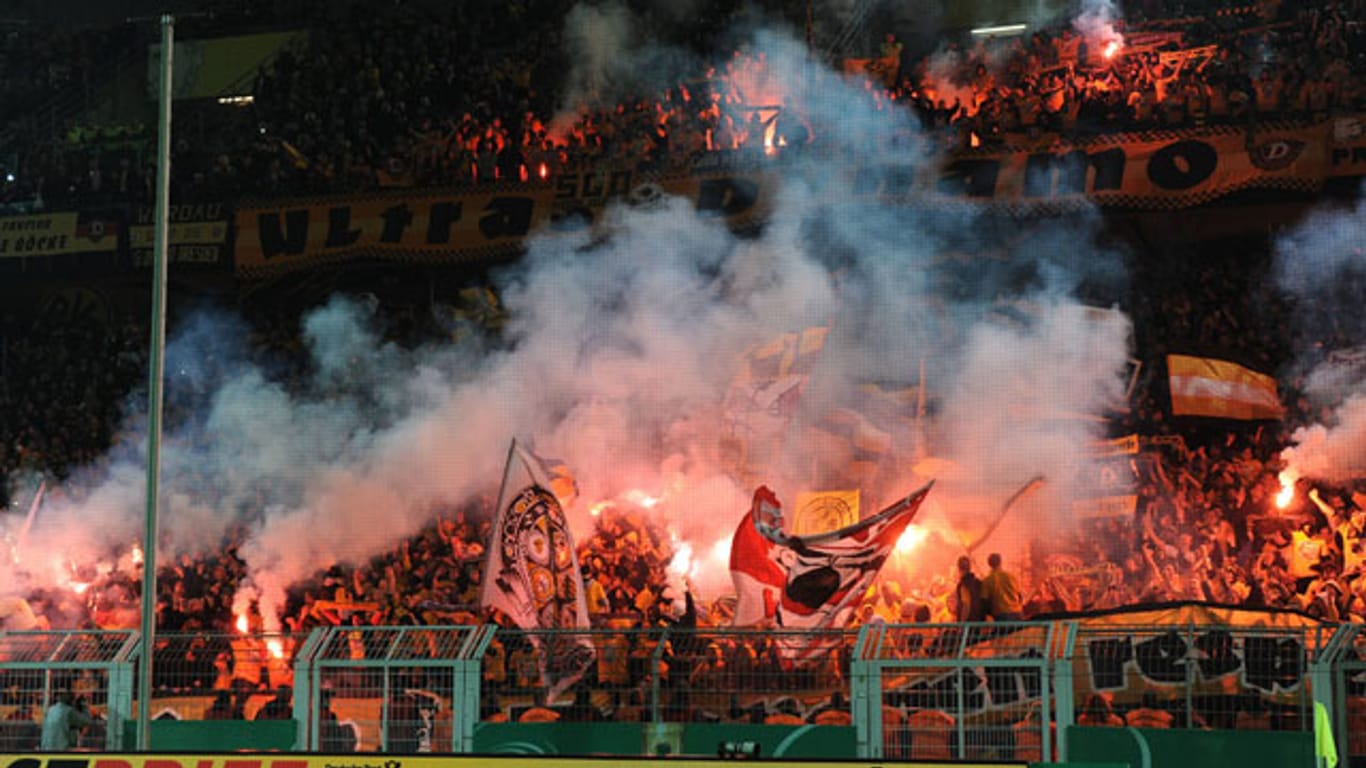 Heiße Stimmung: Dynamo Dresden wird für das Verhalten seiner Anhängerschaft bestraft.