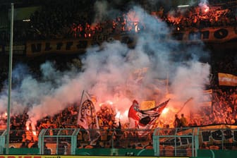 Heiße Stimmung: Dynamo Dresden wird für das Verhalten seiner Anhängerschaft bestraft.