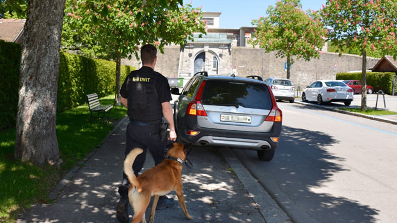 Die Schweizer Polizei hat eine Großfahndung nach fünf bei Lausanne geflohenen Häftlingen eingeleitet