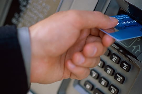 Beim Geld abheben mit der Kreditkarte sind oft Gebühren fällig Beim Geld abheben mit der Kreditkarte sind oft Gebühren fällig
