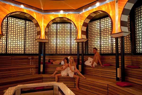 Die Alhambra-Sauna erreicht 70 Grad Celsius. Sie ist maurisch-orientalisch gestaltet.