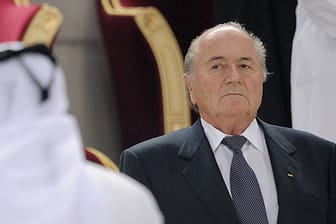 FIFA-Boss Sepp Blatter sieht die WM-Vergabe an Katar in einem zweifelhaften Licht.