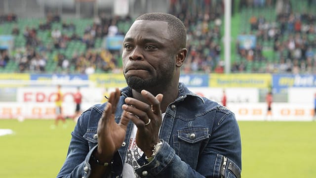Sichtlich geknickt verabschiedet sich Gerald Asamoah von den Fürther Fans. Sichtlich geknickt verabschiedet sich Gerald Asamoah von den Fürther Fans.