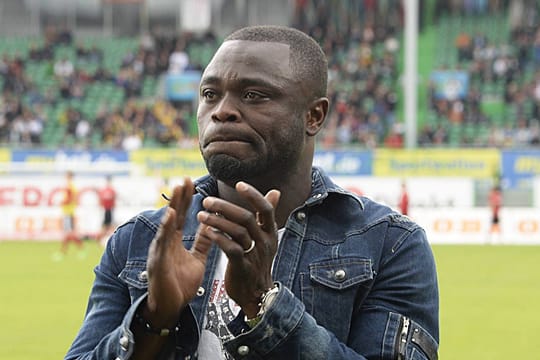 Sichtlich geknickt verabschiedet sich Gerald Asamoah von den Fürther Fans.