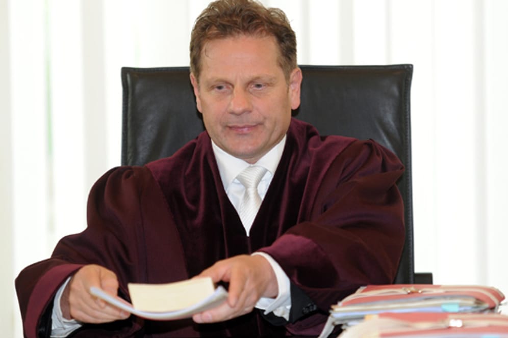 "Der Kläger hat ein Anfechtungsrecht", sagte der Vorsitzende Richter Hans-Joachim Dose in dem Streit um die Vaterschaft.