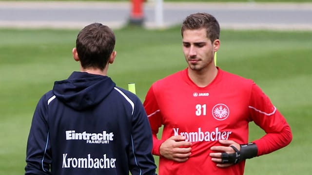 Der unglückliche Unfall, bei dem sich Eintracht-Keeper Kevin Trapp die Hand brach, nimmt nun ein versöhnliches Ende. Der unglückliche Unfall, bei dem sich Eintracht-Keeper Kevin Trapp die Hand brach, nimmt nun ein versöhnliches Ende.