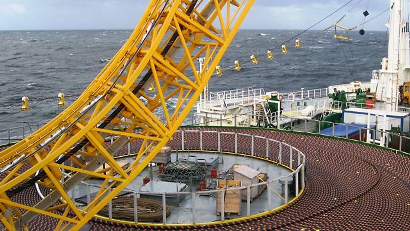 Ein Kabel für einen Hochsee-Windpark wird im Meer verlegt
