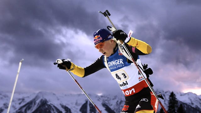 Dunkle Wolken über Miriam Gössner: Der Biathlon stürzte mit dem Fahrrad schwer.