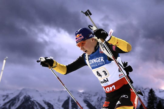 Dunkle Wolken über Miriam Gössner: Der Biathlon stürzte mit dem Fahrrad schwer.