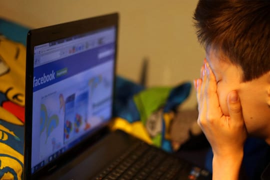 Vor allem soziale Netzwerke sind die Tatorte von Cybermobbing. Jeder sechste Schüler ist betroffen.