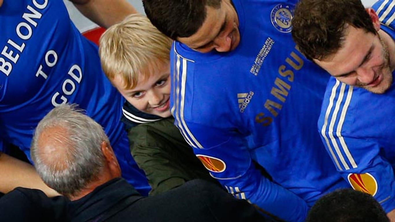 Der 11-jährige Louis Kearns feiert mit den Chelsea-Stars und schüttelt Johan Cruyff die Hand.