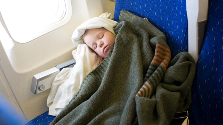 Mit Kindern auf Reisen: Schlafen und Spielen gegen das Reisefieber.