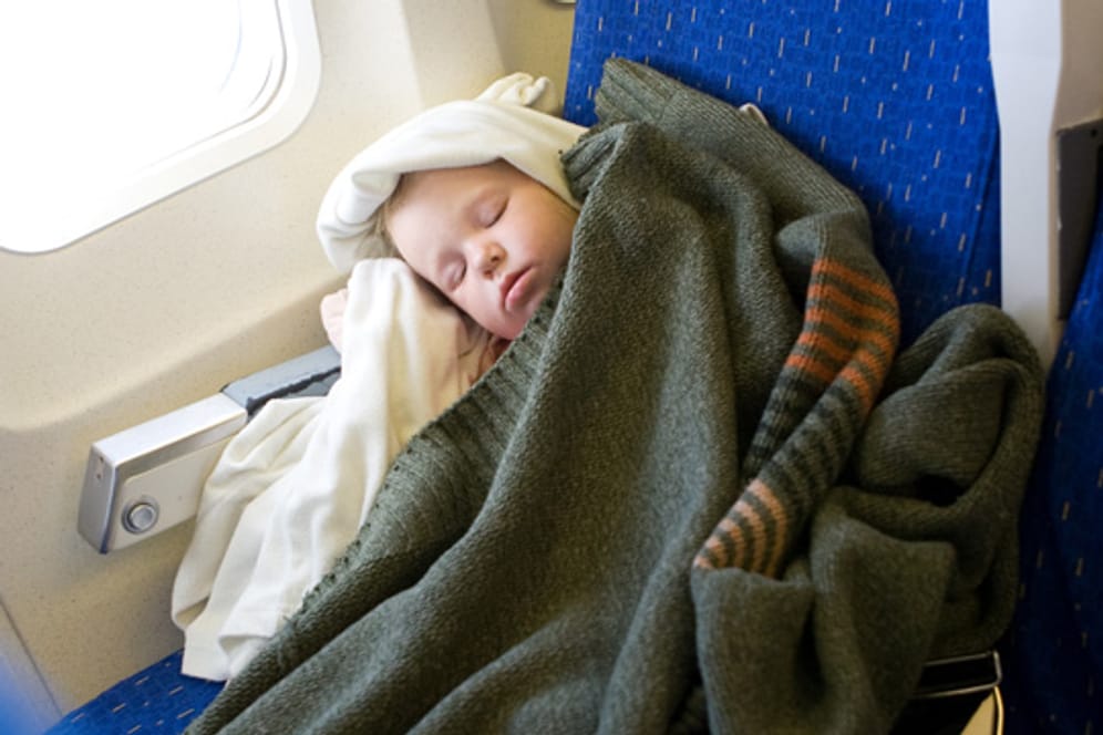 Mit Kindern auf Reisen: Schlafen und Spielen gegen das Reisefieber.